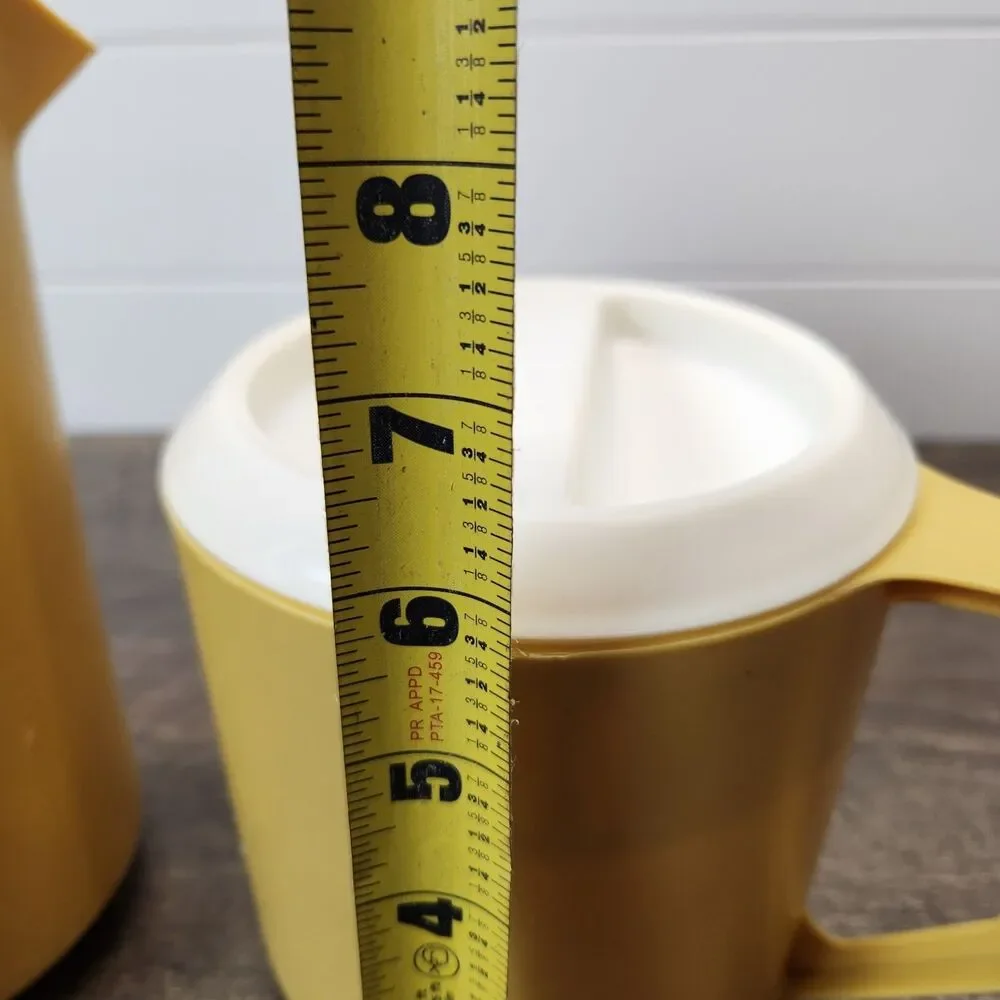 2 Vtg Rubbermaid Pitchers Harvest Gold 2 1/4 qt J2445 & 1 1/2 qt 2745 White Lids